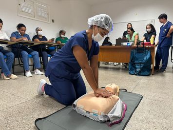 Equipe do Hospital Areolino de Abreu recebe treinamento em primeiros socorros