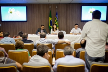 Vice-governadora debate com prefeitos sobre OS do hospital de Picos
