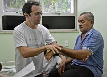 Mutirão oferece atendimentos gratuitos para pessoas com Parkinson