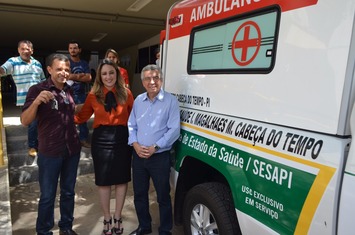 Saúde entrega ambulância para Morro Cabeça no Tempo